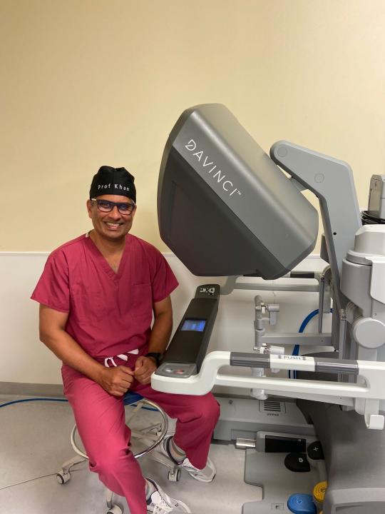 Image of Prof. Jim Khan with the da Vinci system