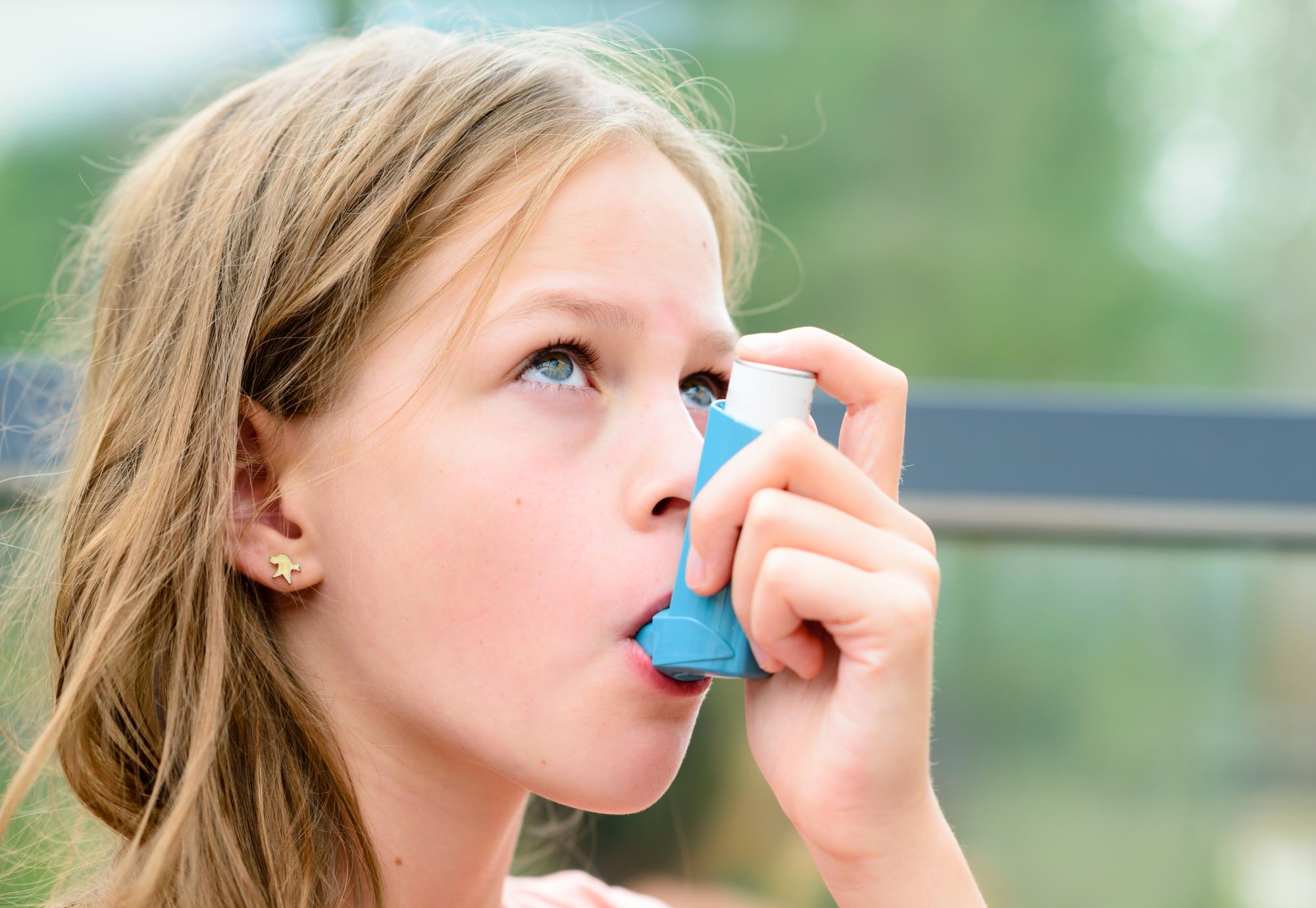 girl using inhaler 