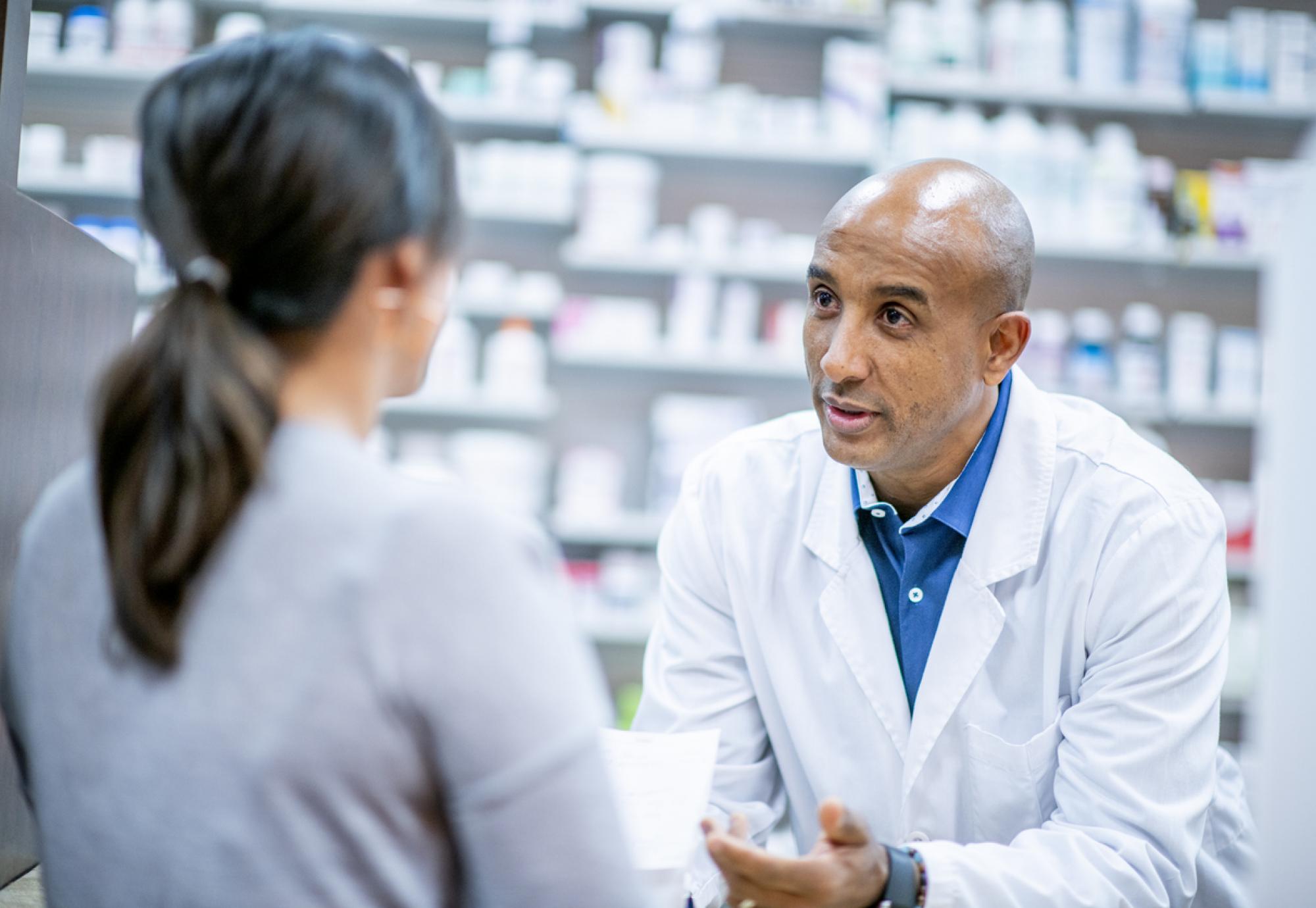 pharmacist speaking to patient 