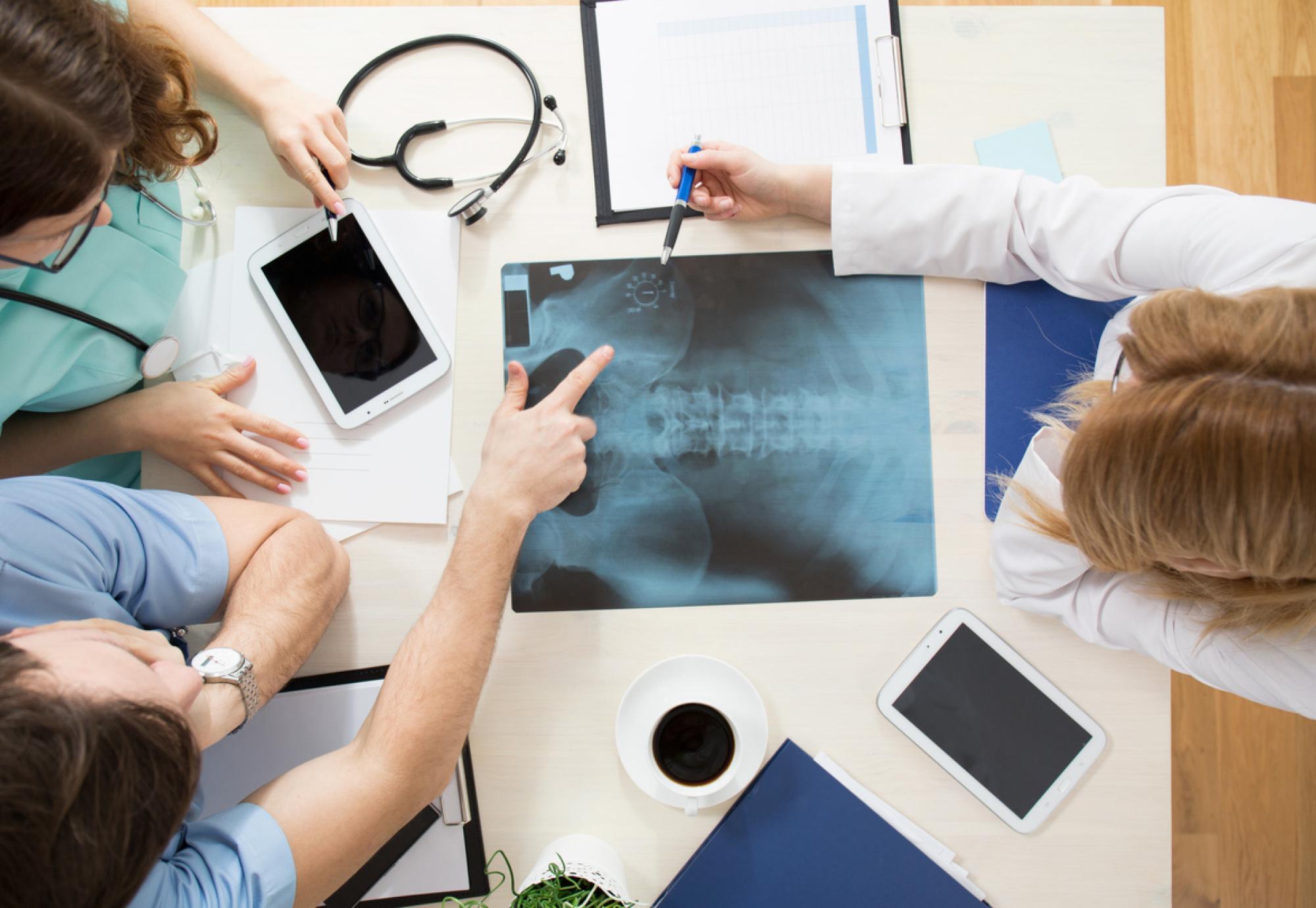 Overview of a health professionals analysing an x-ray