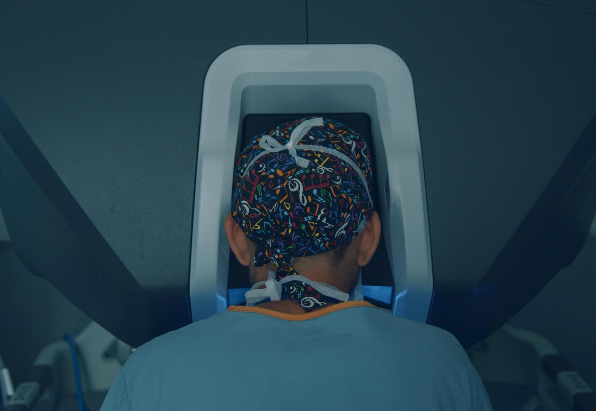 Surgeon controls a medical robot