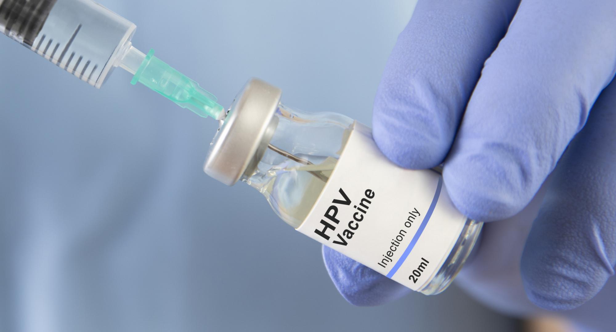 Hpv vaccine in doctor’s hand
