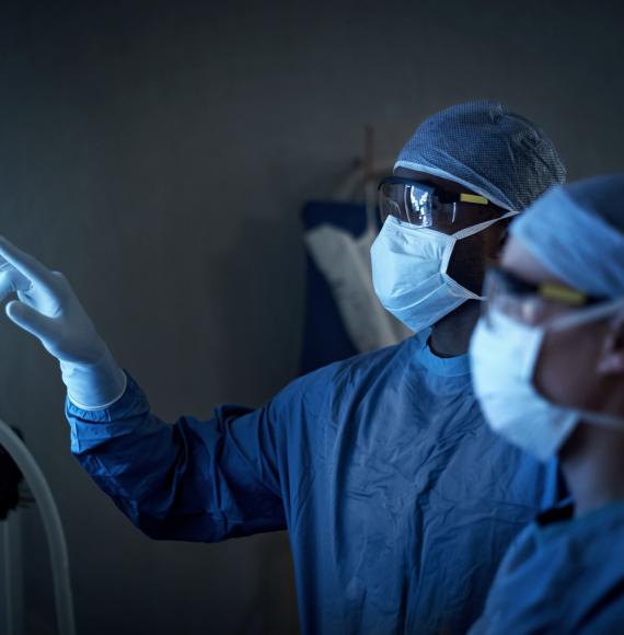 Surgeons analysing a scan