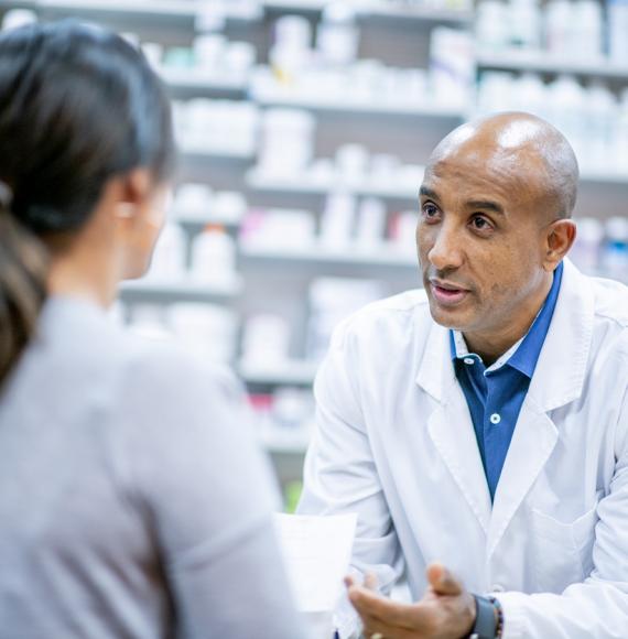 pharmacist speaking to patient 